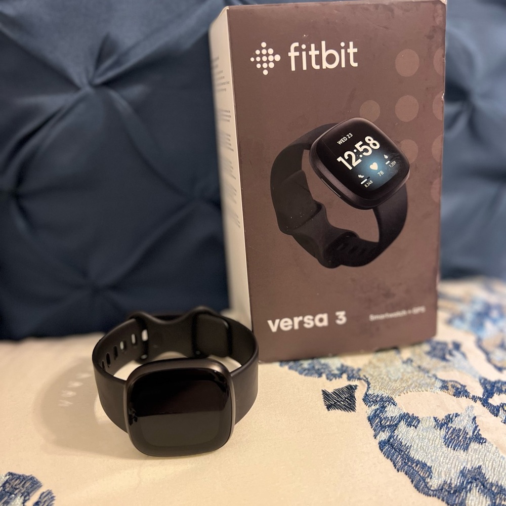FITBIT VERSA 3 (like new)